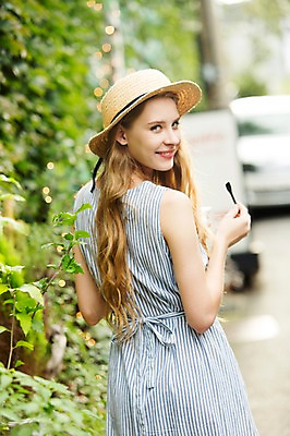 포토 JPG 주간 서양인 외국인 백인 모자 원피스 여자 여유 여행 거리 한명 서기 들기 사람 상반신 20대 성인 야외 뒷모습 여행객 숟가락 산책 뒤돌아보기 즐거움 여자만 여자한명만 성인여자만 청년만 청년여자만 성인한명만 청년여자한명만 성인여자한명만 성인만 국내포토 자연요소 1 잡화 옷 감정 뷰포인트 모션 휴식 수저 인종 청년 파일형식