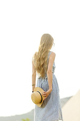 포토 JPG 주간 서양인 외국인 백인 모자 원피스 여자 여유 여행 휴식 한명 서기 들기 사람 상반신 20대 성인 야외 뒷모습 여행객 즐거움 여자만 여자한명만 성인여자만 청년만 청년여자만 성인한명만 청년여자한명만 성인여자한명만 성인만 국내포토 자연요소 1 잡화 옷 감정 뷰포인트 컨셉 모션 인종 청년 파일형식