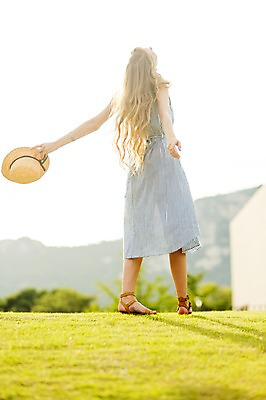 포토 JPG 주간 전신 서양인 외국인 백인 모자 원피스 여자 여유 여행 팔벌리기 휴식 한명 서기 들기 사람 초원 20대 성인 야외 뒷모습 여행객 즐거움 여자만 여자한명만 성인여자만 청년만 청년여자만 성인한명만 청년여자한명만 성인여자한명만 성인만 국내포토 자연요소 1 잡화 옷 감정 뷰포인트 컨셉 모션 인종 청년 파일형식