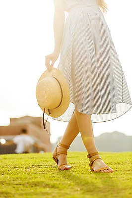 포토 JPG 주간 모자 원피스 여자 여유 여행 휴식 한명 서기 들기 사람 초원 야외 햇빛 여행객 걷기 하반신 즐거움 여자만 여자한명만 국내포토 자연요소 1 잡화 옷 감정 컨셉 모션 태양 파일형식