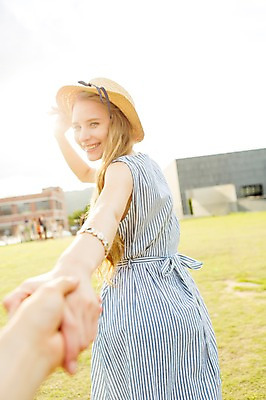 포토 JPG 주간 서양인 외국인 백인 모자 손 원피스 여자 여유 여행 휴식 서기 웃음 사람 초원 상반신 20대 성인 야외 두명 옆모습 아웃포커스 신체부위 햇빛 여행객 손잡기 즐거움 청년만 성인만 국내포토 자연요소 잡화 옷 감정 뷰포인트 컨셉 모션 촬영기법 표정 인종 청년 태양 파일형식