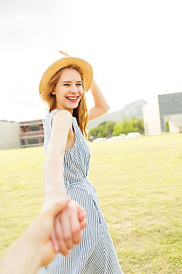 포토 JPG 주간 서양인 외국인 백인 모자 손 원피스 여자 여유 여행 휴식 서기 웃음 사람 초원 상반신 20대 성인 야외 두명 옆모습 아웃포커스 신체부위 여행객 손잡기 즐거움 청년만 성인만 국내포토 자연요소 잡화 옷 감정 뷰포인트 컨셉 모션 촬영기법 표정 인종 청년 파일형식