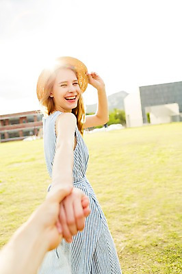 포토 JPG 주간 서양인 외국인 백인 모자 손 원피스 여자 여유 여행 휴식 서기 웃음 사람 초원 상반신 20대 성인 야외 두명 옆모습 아웃포커스 신체부위 햇빛 여행객 손잡기 즐거움 청년만 성인만 국내포토 자연요소 잡화 옷 감정 뷰포인트 컨셉 모션 촬영기법 표정 인종 청년 태양 파일형식