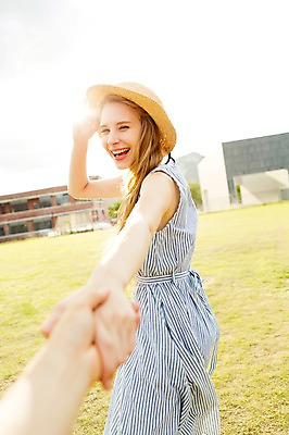 포토 JPG 주간 서양인 외국인 백인 모자 손 원피스 여자 여유 여행 휴식 서기 웃음 사람 초원 상반신 20대 성인 야외 두명 옆모습 아웃포커스 신체부위 햇빛 여행객 손잡기 즐거움 청년만 성인만 국내포토 자연요소 잡화 옷 감정 뷰포인트 컨셉 모션 촬영기법 표정 인종 청년 태양 파일형식
