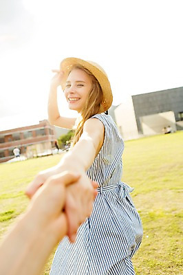 포토 JPG 주간 서양인 외국인 백인 모자 손 원피스 여자 여유 여행 휴식 서기 웃음 사람 초원 상반신 20대 성인 야외 두명 옆모습 아웃포커스 신체부위 햇빛 여행객 손잡기 즐거움 청년만 성인만 국내포토 자연요소 잡화 옷 감정 뷰포인트 컨셉 모션 촬영기법 표정 인종 청년 태양 파일형식