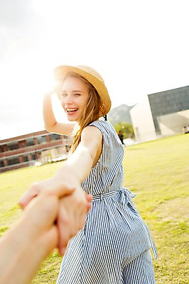 포토 JPG 주간 서양인 외국인 백인 모자 손 원피스 여자 여유 여행 휴식 서기 웃음 사람 초원 상반신 20대 성인 야외 두명 옆모습 아웃포커스 신체부위 햇빛 여행객 손잡기 즐거움 청년만 성인만 국내포토 자연요소 잡화 옷 감정 뷰포인트 컨셉 모션 촬영기법 표정 인종 청년 태양 파일형식
