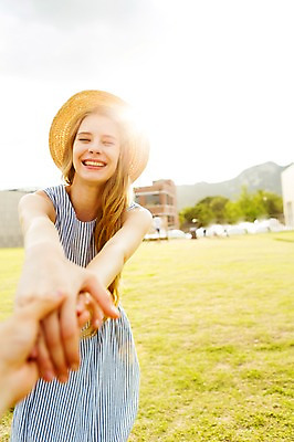 포토 JPG 주간 서양인 외국인 백인 모자 손 원피스 여자 여유 여행 휴식 서기 웃음 사람 초원 상반신 20대 성인 야외 두명 앞모습 아웃포커스 신체부위 햇빛 여행객 손잡기 즐거움 청년만 성인만 국내포토 자연요소 잡화 옷 감정 뷰포인트 컨셉 모션 촬영기법 표정 인종 청년 태양 파일형식