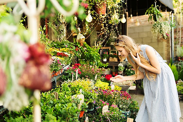 포토 JPG 주간 서양인 외국인 식물 백인 원피스 여자 꽃 여유 여행 서울 한국 한명 서기 사람 상반신 20대 성인 야외 선글라스 여행객 꽃집 즐거움 국내여행 여자만 여자한명만 성인여자만 청년만 청년여자만 성인한명만 청년여자한명만 성인여자한명만 성인만 국내포토 자연요소 1 옷 감정 아시아 안경 모션 인종 청년 상점 파일형식