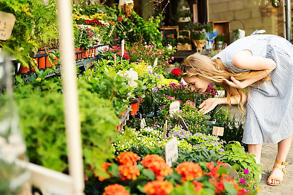 포토 JPG 주간 전신 서양인 외국인 식물 백인 원피스 여자 꽃 여유 여행 서울 한국 숙이기 허리숙이기 한명 서기 사람 20대 성인 야외 선글라스 여행객 꽃집 즐거움 국내여행 여자만 여자한명만 성인여자만 청년만 청년여자만 성인한명만 청년여자한명만 성인여자한명만 성인만 국내포토 자연요소 1 옷 감정 아시아 안경 포즈 모션 인종 청년 상점 파일형식