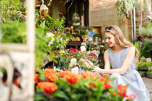 포토 JPG 주간 서양인 외국인 식물 백인 원피스 여자 꽃 여유 여행 서울 한국 한명 웃음 사람 앉기 상반신 20대 성인 야외 선글라스 여행객 꽃집 즐거움 국내여행 여자만 여자한명만 성인여자만 청년만 청년여자만 성인한명만 청년여자한명만 성인여자한명만 성인만 국내포토 자연요소 1 옷 감정 아시아 안경 모션 표정 인종 청년 상점 파일형식