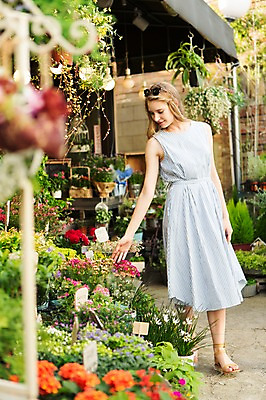 포토 JPG 주간 전신 서양인 외국인 식물 백인 원피스 여자 꽃 여유 여행 서울 한국 한명 서기 사람 20대 성인 야외 선글라스 여행객 꽃집 즐거움 국내여행 여자만 여자한명만 성인여자만 청년만 청년여자만 성인한명만 청년여자한명만 성인여자한명만 성인만 국내포토 자연요소 1 옷 감정 아시아 안경 모션 인종 청년 상점 파일형식
