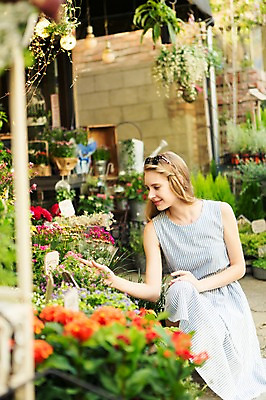 포토 JPG 주간 서양인 외국인 식물 백인 원피스 여자 꽃 여유 여행 서울 한국 한명 웃음 사람 앉기 상반신 20대 성인 야외 아웃포커스 선글라스 여행객 꽃집 즐거움 국내여행 여자만 여자한명만 성인여자만 청년만 청년여자만 성인한명만 청년여자한명만 성인여자한명만 성인만 국내포토 자연요소 1 옷 감정 아시아 안경 모션 촬영기법 표정 인종 청년 상점 파일형식