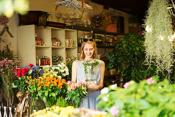 포토 JPG 서양인 외국인 식물 백인 원피스 여자 꽃 여유 여행 서울 한국 실내 한명 서기 웃음 사람 상반신 20대 성인 앞모습 선글라스 여행객 꽃집 즐거움 국내여행 여자만 여자한명만 성인여자만 청년만 청년여자만 성인한명만 청년여자한명만 성인여자한명만 성인만 국내포토 1 옷 감정 아시아 안경 뷰포인트 모션 표정 인종 청년 내부 상점 파일형식
