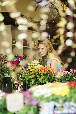 포토 JPG 서양인 외국인 식물 백인 여자 꽃 여유 여행 서울 한국 실내 한명 웃음 사람 상반신 20대 성인 옆모습 아웃포커스 선글라스 여행객 꽃집 즐거움 국내여행 여자만 여자한명만 성인여자만 청년만 청년여자만 성인한명만 청년여자한명만 성인여자한명만 성인만 국내포토 1 감정 아시아 안경 뷰포인트 촬영기법 표정 인종 청년 내부 상점 파일형식