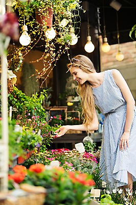 포토 JPG 주간 서양인 외국인 식물 백인 원피스 여자 꽃 여유 여행 서울 한국 한명 서기 웃음 사람 상반신 20대 성인 야외 선글라스 여행객 꽃집 즐거움 국내여행 여자만 여자한명만 성인여자만 청년만 청년여자만 성인한명만 청년여자한명만 성인여자한명만 성인만 국내포토 자연요소 1 옷 감정 아시아 안경 모션 표정 인종 청년 상점 파일형식