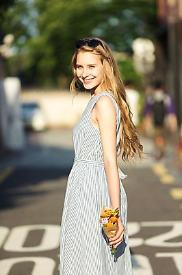 포토 JPG 주간 서양인 외국인 백인 원피스 여자 꽃 여유 꽃다발 여행 거리 서울 한국 한명 서기 웃음 사람 상반신 20대 성인 야외 옆모습 아웃포커스 선글라스 여행객 즐거움 국내여행 여자만 여자한명만 성인여자만 청년만 청년여자만 성인한명만 청년여자한명만 성인여자한명만 성인만 국내포토 자연요소 식물 1 옷 감정 아시아 안경 뷰포인트 모션 촬영기법 표정 인종 청년 파일형식