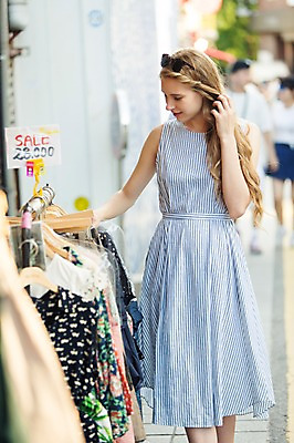 포토 JPG 주간 서양인 외국인 백인 옷 원피스 여자 여유 여행 거리 서울 한국 한명 서기 사람 상반신 20대 성인 야외 아웃포커스 쇼핑 선글라스 여행객 즐거움 국내여행 여자만 여자한명만 성인여자만 청년만 청년여자만 성인한명만 청년여자한명만 성인여자한명만 성인만 국내포토 자연요소 1 감정 아시아 안경 모션 촬영기법 인종 청년 파일형식