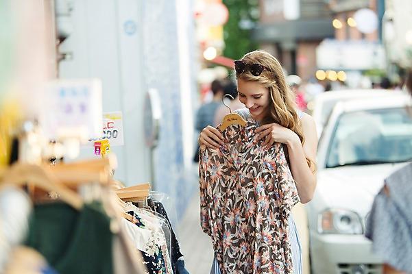 포토 JPG 주간 서양인 외국인 백인 옷 여자 여유 여행 거리 서울 한국 한명 웃음 들기 사람 상반신 20대 성인 야외 아웃포커스 쇼핑 선글라스 여행객 즐거움 국내여행 여자만 여자한명만 성인여자만 청년만 청년여자만 성인한명만 청년여자한명만 성인여자한명만 성인만 국내포토 자연요소 1 감정 아시아 안경 모션 촬영기법 표정 인종 청년 파일형식