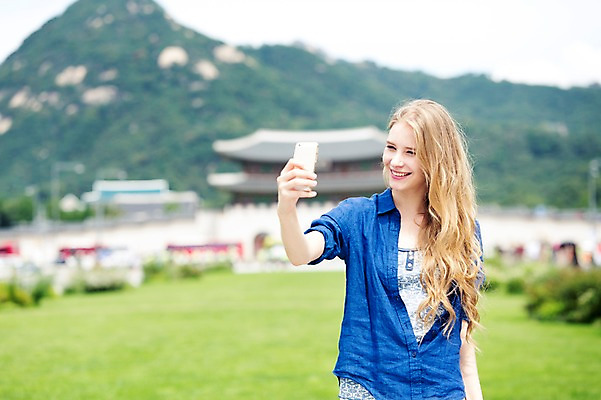 포토 JPG 주간 서양인 외국인 백인 여자 여유 여행 한명 웃음 들기 사람 상반신 20대 성인 야외 앞모습 아웃포커스 스마트폰 핸드폰 여행객 사진촬영 셀프카메라 즐거움 광화문 여자만 여자한명만 성인여자만 청년만 청년여자만 성인한명만 청년여자한명만 성인여자한명만 성인만 국내포토 자연요소 1 감정 뷰포인트 모션 한국 촬영기법 표정 인종 청년 전자제품 스마트기기 촬영 랜드마크 파일형식