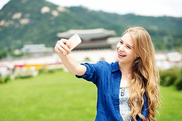 포토 JPG 주간 서양인 외국인 백인 여자 여유 여행 한명 웃음 들기 사람 상반신 20대 성인 야외 앞모습 아웃포커스 스마트폰 핸드폰 여행객 사진촬영 셀프카메라 즐거움 광화문 여자만 여자한명만 성인여자만 청년만 청년여자만 성인한명만 청년여자한명만 성인여자한명만 성인만 국내포토 자연요소 1 감정 뷰포인트 모션 한국 촬영기법 표정 인종 청년 전자제품 스마트기기 촬영 랜드마크 파일형식