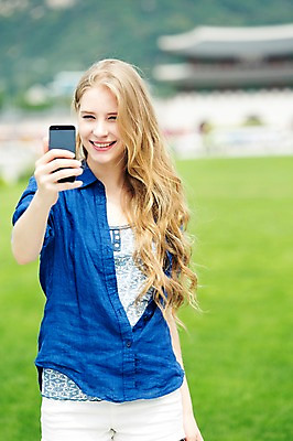포토 JPG 주간 서양인 외국인 백인 여자 여유 여행 한명 서기 웃음 들기 사람 상반신 20대 성인 야외 앞모습 아웃포커스 스마트폰 핸드폰 여행객 사진촬영 셀프카메라 즐거움 광화문 여자만 여자한명만 성인여자만 청년만 청년여자만 성인한명만 청년여자한명만 성인여자한명만 성인만 국내포토 자연요소 1 감정 뷰포인트 모션 한국 촬영기법 표정 인종 청년 전자제품 스마트기기 촬영 랜드마크 파일형식