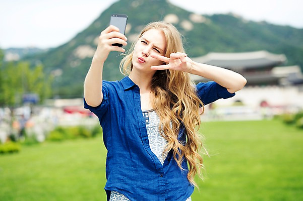 포토 JPG 주간 서양인 외국인 백인 여자 여유 여행 한명 들기 사람 손짓 상반신 20대 성인 야외 앞모습 아웃포커스 스마트폰 핸드폰 여행객 사진촬영 셀프카메라 즐거움 브이 광화문 여자만 여자한명만 성인여자만 청년만 청년여자만 성인한명만 청년여자한명만 성인여자한명만 성인만 국내포토 자연요소 1 감정 뷰포인트 모션 한국 촬영기법 인종 청년 전자제품 스마트기기 촬영 랜드마크 파일형식