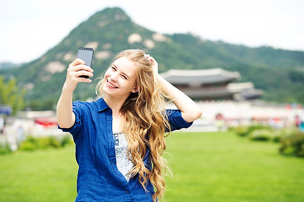 포토 JPG 주간 서양인 외국인 백인 여자 여유 여행 한명 웃음 들기 사람 상반신 20대 성인 야외 앞모습 아웃포커스 스마트폰 핸드폰 여행객 사진촬영 셀프카메라 즐거움 광화문 여자만 여자한명만 성인여자만 청년만 청년여자만 성인한명만 청년여자한명만 성인여자한명만 성인만 국내포토 자연요소 1 감정 뷰포인트 모션 한국 촬영기법 표정 인종 청년 전자제품 스마트기기 촬영 랜드마크 파일형식