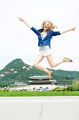 포토 JPG 주간 전신 서양인 외국인 백인 여자 여유 여행 모션 한명 웃음 사람 20대 성인 야외 앞모습 아웃포커스 여행객 점프 즐거움 광화문 여자만 여자한명만 성인여자만 청년만 청년여자만 성인한명만 청년여자한명만 성인여자한명만 성인만 국내포토 자연요소 1 감정 뷰포인트 한국 촬영기법 표정 인종 청년 랜드마크 파일형식