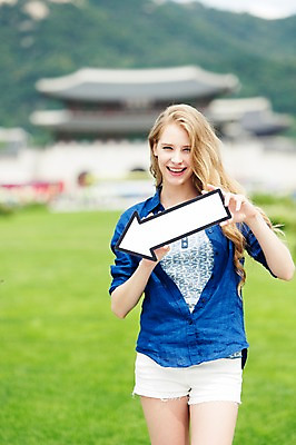 포토 JPG 주간 서양인 외국인 백인 여자 화살표 여유 여행 한명 서기 웃음 들기 사람 상반신 20대 성인 야외 앞모습 아웃포커스 여행객 즐거움 광화문 여자만 여자한명만 성인여자만 청년만 청년여자만 성인한명만 청년여자한명만 성인여자한명만 성인만 국내포토 자연요소 1 감정 뷰포인트 모션 한국 촬영기법 표정 인종 청년 랜드마크 파일형식