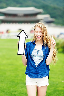 포토 JPG 주간 서양인 외국인 백인 여자 화살표 여유 여행 한명 서기 웃음 들기 사람 손짓 상반신 20대 성인 야외 앞모습 아웃포커스 여행객 가리킴 방향 즐거움 상승 광화문 여자만 여자한명만 성인여자만 청년만 청년여자만 성인한명만 청년여자한명만 성인여자한명만 성인만 국내포토 자연요소 1 감정 뷰포인트 컨셉 모션 한국 촬영기법 표정 인종 청년 랜드마크 파일형식