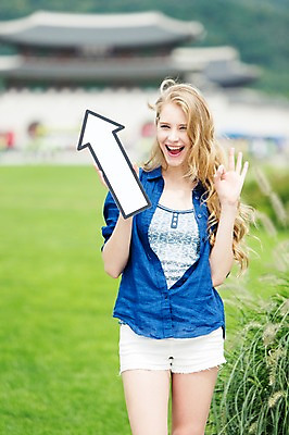 포토 JPG 주간 서양인 외국인 백인 여자 화살표 여유 여행 한명 서기 웃음 들기 사람 손짓 상반신 20대 성인 야외 앞모습 아웃포커스 여행객 OK 방향 즐거움 상승 광화문 여자만 여자한명만 성인여자만 청년만 청년여자만 성인한명만 청년여자한명만 성인여자한명만 성인만 국내포토 자연요소 1 감정 뷰포인트 컨셉 모션 한국 촬영기법 표정 인종 청년 랜드마크 파일형식