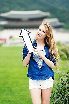 포토 JPG 주간 서양인 외국인 백인 여자 화살표 여유 여행 한명 서기 웃음 들기 사람 상반신 20대 성인 야외 앞모습 아웃포커스 여행객 방향 즐거움 상승 광화문 여자만 여자한명만 성인여자만 청년만 청년여자만 성인한명만 청년여자한명만 성인여자한명만 성인만 국내포토 자연요소 1 감정 뷰포인트 컨셉 모션 한국 촬영기법 표정 인종 청년 랜드마크 파일형식