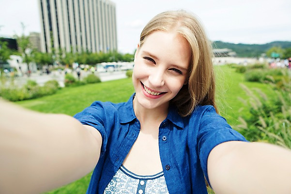 포토 JPG 주간 서양인 외국인 백인 여자 여유 여행 표정 한명 웃음 사람 상반신 20대 성인 야외 앞모습 아웃포커스 여행객 즐거움 광화문 여자만 여자한명만 성인여자만 청년만 청년여자만 성인한명만 청년여자한명만 성인여자한명만 성인만 국내포토 자연요소 1 감정 뷰포인트 한국 촬영기법 인종 청년 랜드마크 파일형식