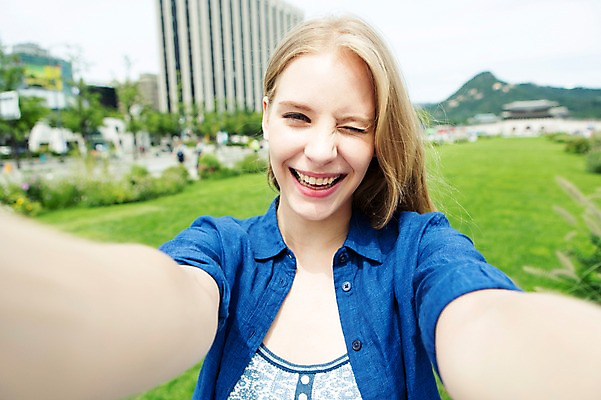 포토 JPG 주간 서양인 외국인 백인 여자 여유 여행 표정 윙크 한명 웃음 사람 상반신 20대 성인 야외 앞모습 아웃포커스 여행객 즐거움 광화문 여자만 여자한명만 성인여자만 청년만 청년여자만 성인한명만 청년여자한명만 성인여자한명만 성인만 국내포토 자연요소 1 감정 뷰포인트 한국 촬영기법 인종 청년 랜드마크 파일형식