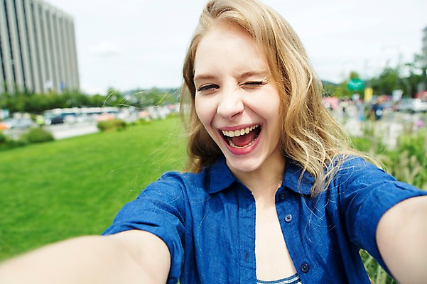 포토 JPG 주간 서양인 외국인 백인 여자 여유 여행 표정 윙크 한명 웃음 사람 20대 성인 야외 아웃포커스 여행객 즐거움 광화문 여자만 여자한명만 성인여자만 청년만 청년여자만 성인한명만 청년여자한명만 성인여자한명만 성인만 국내포토 자연요소 1 감정 한국 촬영기법 인종 청년 랜드마크 파일형식