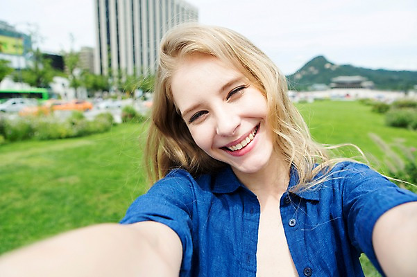 포토 JPG 주간 서양인 외국인 백인 여자 여유 여행 표정 한명 웃음 사람 상반신 20대 성인 야외 앞모습 아웃포커스 여행객 즐거움 광화문 여자만 여자한명만 성인여자만 청년만 청년여자만 성인한명만 청년여자한명만 성인여자한명만 성인만 국내포토 자연요소 1 감정 뷰포인트 한국 촬영기법 인종 청년 랜드마크 파일형식