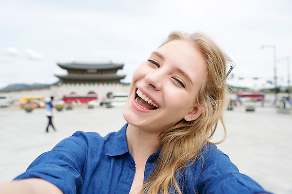 포토 JPG 주간 서양인 외국인 백인 여자 여유 여행 표정 한명 웃음 사람 상반신 20대 성인 야외 앞모습 아웃포커스 여행객 즐거움 광화문 여자만 여자한명만 성인여자만 청년만 청년여자만 성인한명만 청년여자한명만 성인여자한명만 성인만 국내포토 자연요소 1 감정 뷰포인트 한국 촬영기법 인종 청년 랜드마크 파일형식