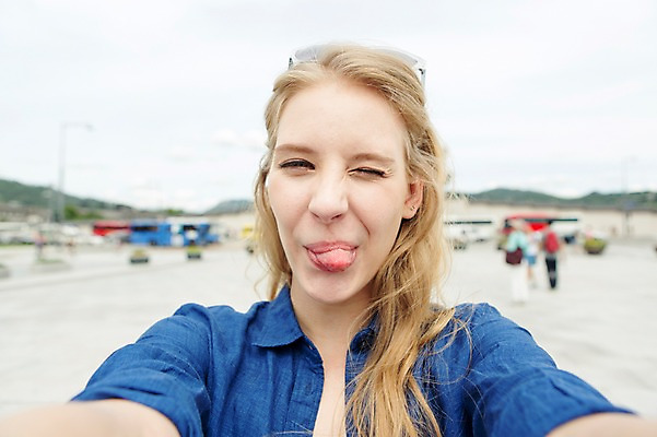 포토 JPG 주간 서양인 외국인 백인 여자 여유 여행 표정 윙크 한명 사람 상반신 20대 성인 야외 앞모습 아웃포커스 여행객 즐거움 메롱 광화문 여자만 여자한명만 성인여자만 청년만 청년여자만 성인한명만 청년여자한명만 성인여자한명만 성인만 국내포토 자연요소 1 감정 뷰포인트 모션 한국 촬영기법 인종 청년 랜드마크 파일형식