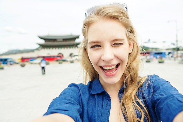 포토 JPG 주간 서양인 외국인 백인 여자 여유 여행 표정 윙크 한명 웃음 사람 상반신 20대 성인 야외 앞모습 아웃포커스 선글라스 여행객 즐거움 광화문 여자만 여자한명만 성인여자만 청년만 청년여자만 성인한명만 청년여자한명만 성인여자한명만 성인만 국내포토 자연요소 1 감정 안경 뷰포인트 한국 촬영기법 인종 청년 랜드마크 파일형식