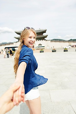 포토 JPG 주간 서양인 외국인 백인 손 여자 여유 여행 서기 웃음 사람 상반신 20대 성인 야외 두명 아웃포커스 신체부위 선글라스 여행객 손잡기 뒤돌아보기 즐거움 광화문 청년만 성인만 국내포토 자연요소 감정 안경 모션 한국 촬영기법 표정 인종 청년 랜드마크 파일형식