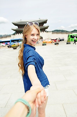 포토 JPG 주간 서양인 외국인 백인 손 여자 여유 여행 서기 웃음 사람 상반신 20대 성인 야외 두명 아웃포커스 신체부위 선글라스 여행객 손잡기 뒤돌아보기 즐거움 광화문 청년만 성인만 국내포토 자연요소 감정 안경 모션 한국 촬영기법 표정 인종 청년 랜드마크 파일형식