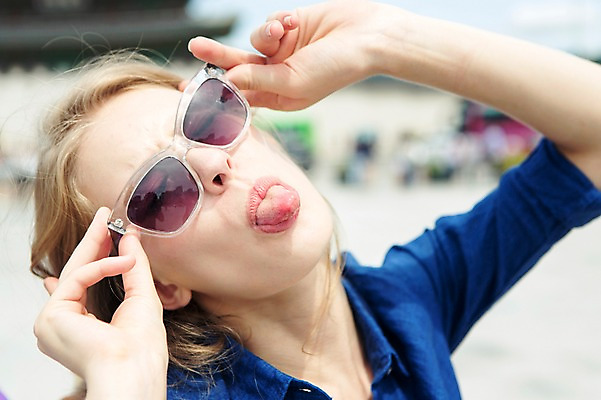 포토 JPG 주간 서양인 외국인 백인 여자 여유 여행 한명 사람 상반신 20대 성인 야외 아웃포커스 선글라스 여행객 즐거움 메롱 광화문 여자만 여자한명만 성인여자만 청년만 청년여자만 성인한명만 청년여자한명만 성인여자한명만 성인만 국내포토 자연요소 1 감정 안경 모션 한국 촬영기법 인종 청년 랜드마크 파일형식