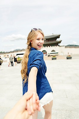 포토 JPG 주간 서양인 외국인 백인 손 여자 여유 여행 서기 웃음 사람 상반신 20대 성인 야외 두명 신체부위 선글라스 여행객 손잡기 뒤돌아보기 즐거움 광화문 청년만 성인만 국내포토 자연요소 감정 안경 모션 한국 표정 인종 청년 랜드마크 파일형식