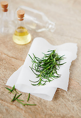 포토 JPG 스튜디오촬영 식물 백그라운드 잎 유리병 실내 사람없음 아웃포커스 풀 약초 오일 허브 로즈메리 국내포토 음식 병_용기 촬영기법 내부 화장품 풀_식물 파일형식