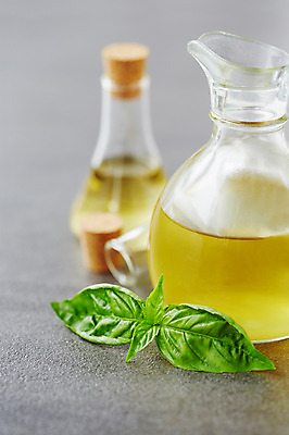 포토 JPG 스튜디오촬영 식물 백그라운드 잎 유리병 실내 사람없음 아웃포커스 풀 약초 오일 허브 바질 국내포토 음식 병_용기 촬영기법 내부 화장품 풀_식물 파일형식