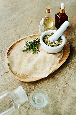 포토 JPG 스튜디오촬영 식물 백그라운드 잎 유리병 실내 사람없음 화장품 풀 사발 약초 오일 허브 로즈메리 국내포토 음식 병_용기 내부 뷰티 풀_식물 사기그릇 파일형식