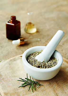 포토 JPG 스튜디오촬영 식물 백그라운드 잎 유리병 실내 사람없음 아웃포커스 화장품 풀 사발 약초 오일 허브 로즈메리 국내포토 음식 병_용기 촬영기법 내부 뷰티 풀_식물 사기그릇 파일형식