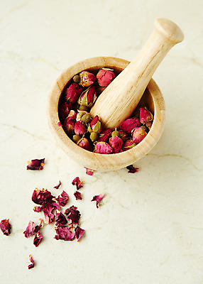 포토 JPG 스튜디오촬영 식물 꽃잎 백그라운드 잎 실내 사람없음 장미 풀 약초 허브 절구 국내포토 꽃 내부 도구 풀_식물 파일형식