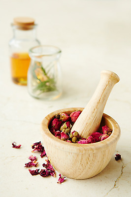 포토 JPG 스튜디오촬영 식물 꽃잎 백그라운드 잎 유리병 실내 사람없음 아웃포커스 장미 풀 약초 오일 허브 절구 국내포토 꽃 음식 병_용기 촬영기법 내부 화장품 도구 풀_식물 파일형식