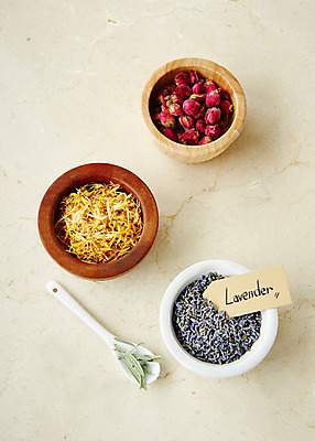 포토 JPG 스튜디오촬영 식물 백그라운드 잎 실내 종류 사람없음 장미 숟가락 풀 사발 약초 허브 라벤더 국내포토 꽃 수저 내부 풀_식물 사기그릇 파일형식